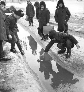 Vivid portrayal of rural Soviet school, captured by Vadim Opalin, 1970.