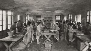 Female workers at the Sutter & Thévenot munitions plant, near Milan, 1917.